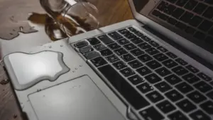 Prosuta voda po tastaturi