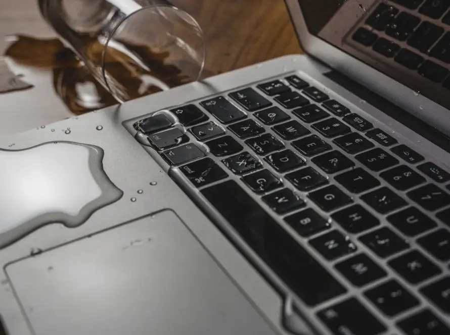 Prosuta voda po tastaturi